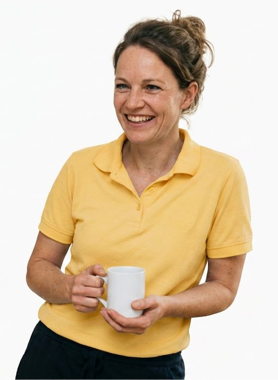 Lena, die Symbolfigur von MUND Pflegedienst, im gelben Poloshirt